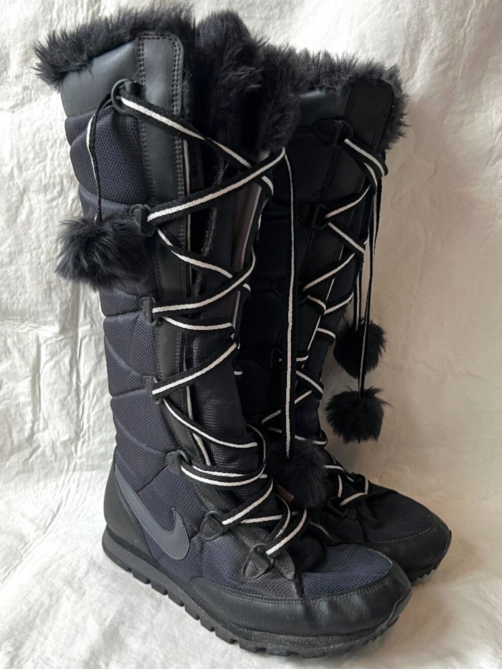 Nike winter boots Apres Sky High black lace up pom pom womens 8 faux fur quilted